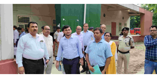 डीएम ने की शिक्षक अभ्यर्थियों की काउंसलिंग की प्रक्रिया की जांच 
